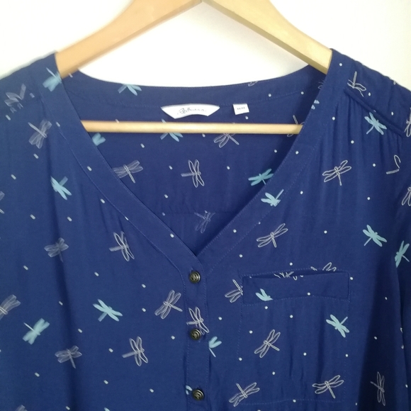 3/30$ REITMANS Blue Dragonflies V Neck Button Front Blouse Size Medium - Picture 5 of 14